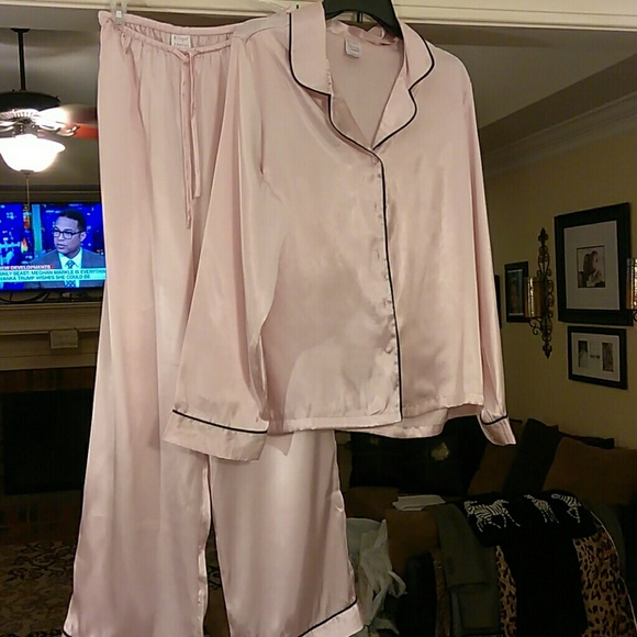 Gilligan & O'Malley Other - New Gilligan & O'Malley satin pajamas